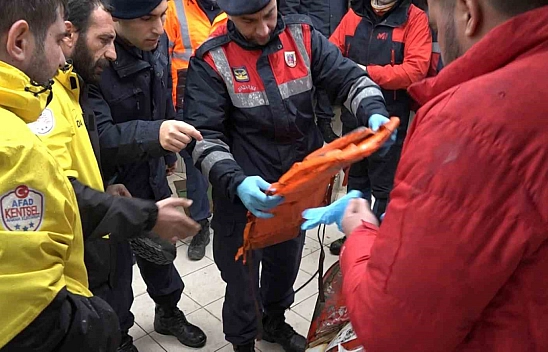 Batan geminin eşyaları sahilde