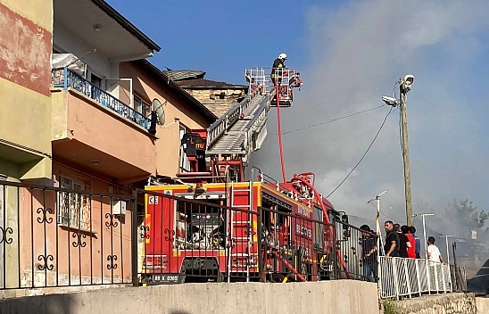 Bayburt'ta çıkan yangında 3 ev hasar gördü