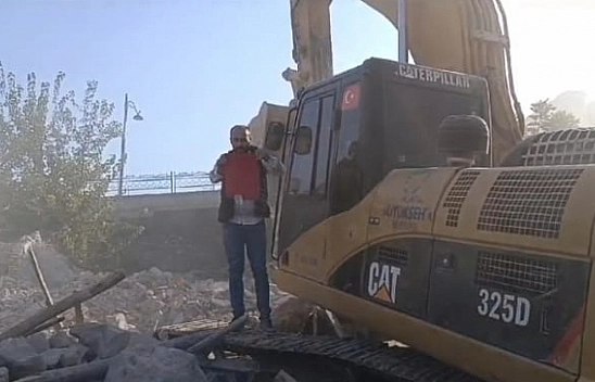 Malatya'da Yıkım Türk Bayrağı İçin Durdu: Operatörden Örnek Duyarlılık