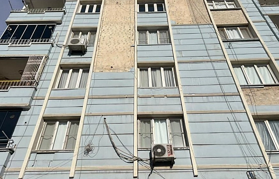 Binadan kopan beton parçası vatandaşın başına düştü