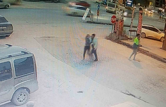 Malatya'da sokak ortasında dehşet: Esnaf kadını kurtardı!