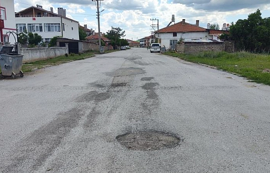Bozuk yollara mahalleli isyan etti