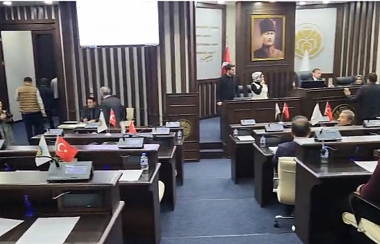 Büyükşehir'de CHP Birbirine Girdi: Salonu Terk Ettiler!