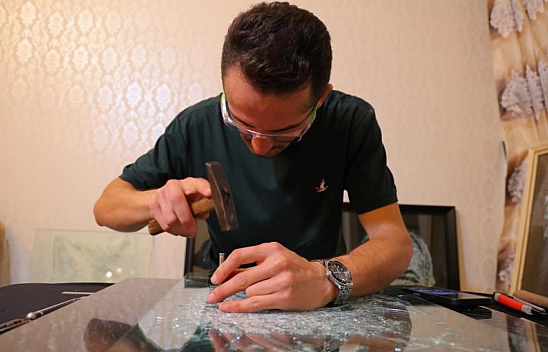 Camı çatlatarak sanat eserine dönüştürüyor
