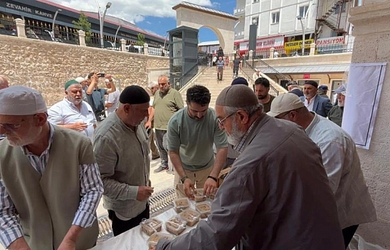 Cami cemaatine aşure ikram edildi