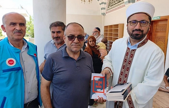 Cemaate aşure ikramı edildi