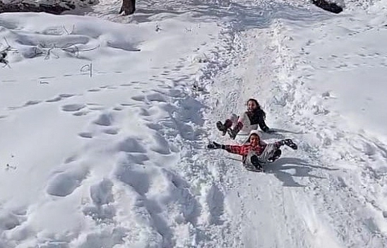 Malatya'da çocuklar tepsi ve bidonlarla karın keyfini çıkardı