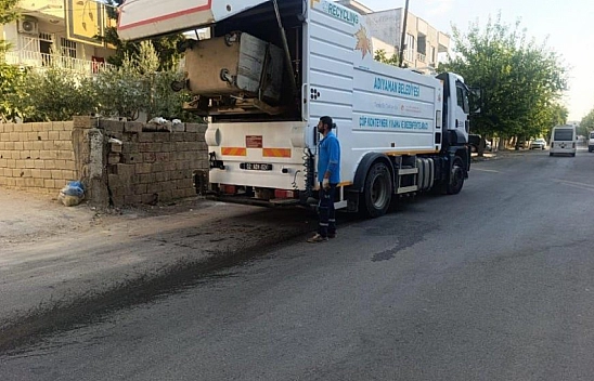 Çöp konteynerleri tek tek yıkanıp dezenfekte ediliyor