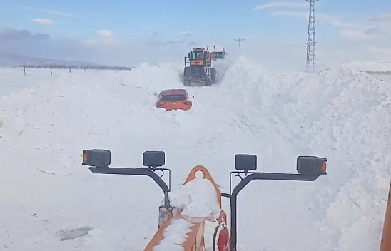 Darende'de kar altında kalan araçlar gün yüzüne çıktı