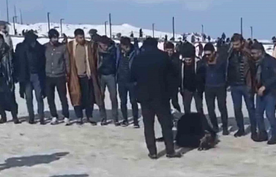 Davul çalarken kalp krizi geçirdi