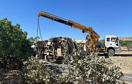 Demir yüklü kamyon devrildi: 1 ağır yaralı