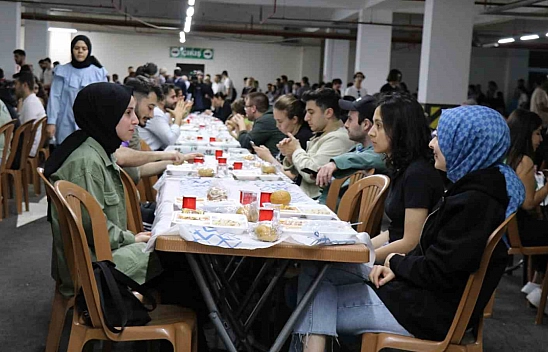 Denizli'de, 3 bin kişiye iftar verdi