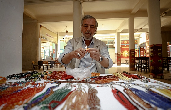 Depremde dükkanları yıkılan Malatyalı tespihçiler seyyar tezgahlarda tutunuyor
