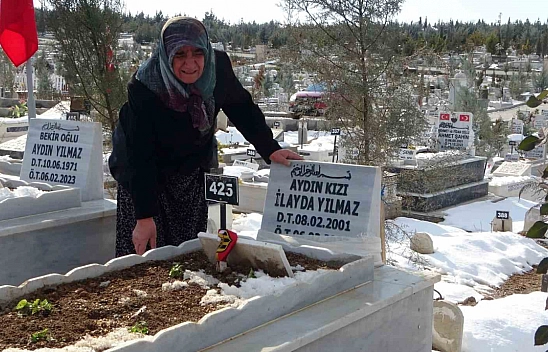 Depremde ailesini kaybeden kadın mezarlıktan ayrılamıyor