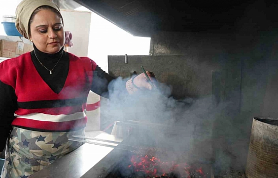 'Depremin acısını unutmaya çalışıyor'