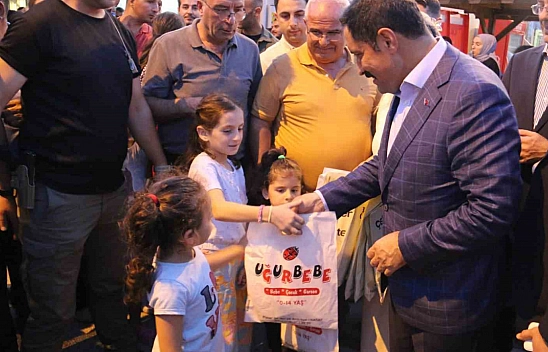 Depremzede Esnaf, Çocuklara Hediye Dağıttı