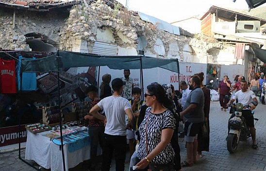 Depremin yıktığı çarşıda bayram alışverişi