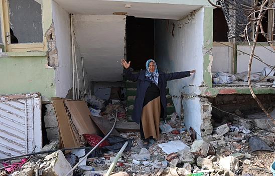 Depremzede kadını dövüp eşyalarını çaldılar