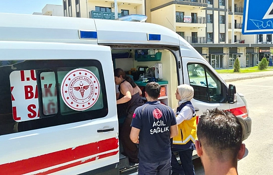 Devrilen motosikletteki 2 kişi yaralandı