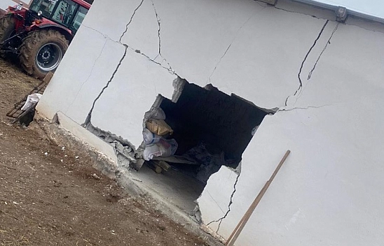 Direksiyonu kitlendi duvara çarptı