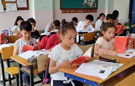 Doğanşehir'de çocuklar kitap okuyor..!