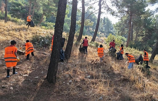 Doğaya bırakılan atıklar tek tek toplandı