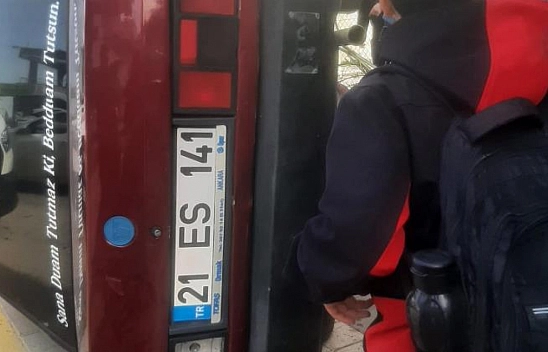 Drift atan sürücü 2 öğrenciye çarptı
