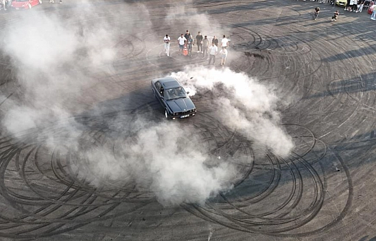 Drift atmak için ara sokakları tercih etti