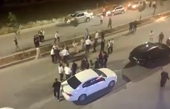 Düğün konvoyunda tekmeli, yumruklu kavga