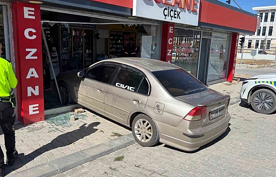 Malatya'da sürücü el frenini çekmeyi unuttu, araç eczaneye daldı