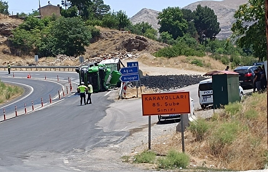 Keban'da Tır Devrildi, Sürücü Yaralandı, Kömürler Yola Saçıldı!