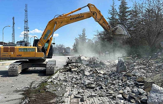 Elazığ'da eski bina yıkıldı! Şehir otogarsız kaldı...