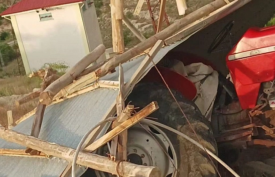 Elazığ'da fırtına evin çatısını uçurdu