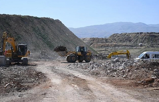 Enkaz kaldırmada yoğun mesai: Malatya'da temizlik ve ayrıştırma sürüyor