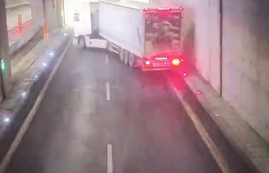 Malatya'da kaza anı saniye saniye görüntülendi! Tır duvara çarptı, sürücü ağır yaralı...