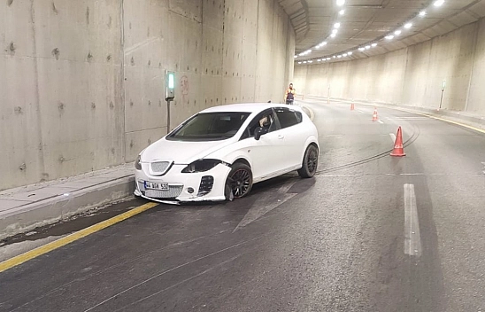 Malatya'da Trafik Kazası: Kontrolden Çıkan Araç Tünel Duvarına Çarptı!