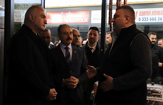 Bakan Ersoy esnafla buluştu