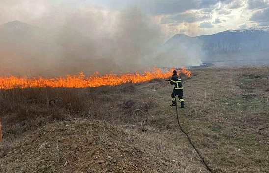 Erzincan'da örtü yangını büyümeden söndürüldü