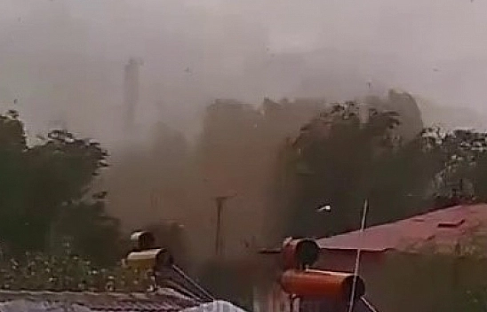 Hortum evlerin çatılarını uçurdu!