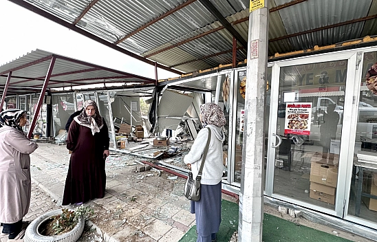 Facianın eşiğinden dönüldü: Malatya'da araç konteynerleri biçti