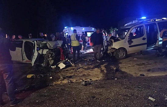 Feci Kaza: İki araç kafa kafaya çarpıştı| 1 ölü, 3'ü ağır 7 yaralı