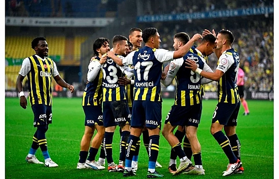 Fenerbahçe son dakikalarda kazanarak zirveye çıktı!