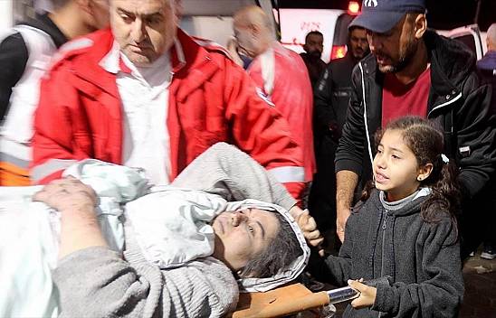 Filistinli kız çocuğu annesinin elini bırakmadı