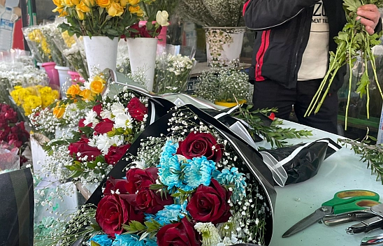 Fiyatlar uçtu, çiçekler lüks oldu: Sevgiyi pahalıya mı satacağız?