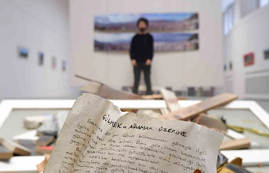 Fotoğraflarla depremin acı yüzünü anlattı