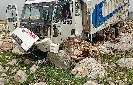 Freni boşan hafriyat kamyonu taşlara çarptı: 1 yaralı