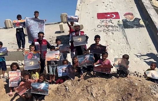 Gazzeli gençler, Şehit Ömer Halisdemir'i duvar resmiyle andı