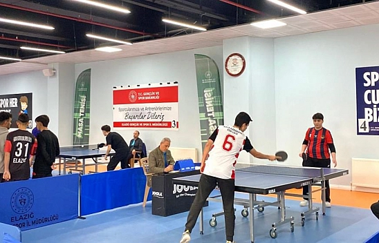 Genç sporcular masa tenisinde kıyasıya yarıştı