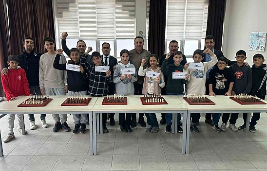 Malatya'da nefes kesen turnuva: 300 öğrenci kıyasıya yarıştı...