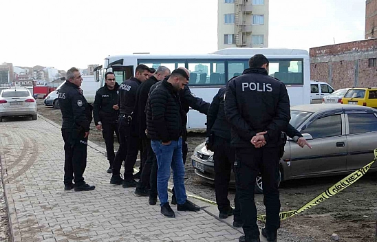 Arkadaşını silahla vurdu